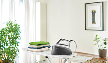 Das Bild zeigt Polti Vaporella InstantVI50.30 auf einem Bügeltisch