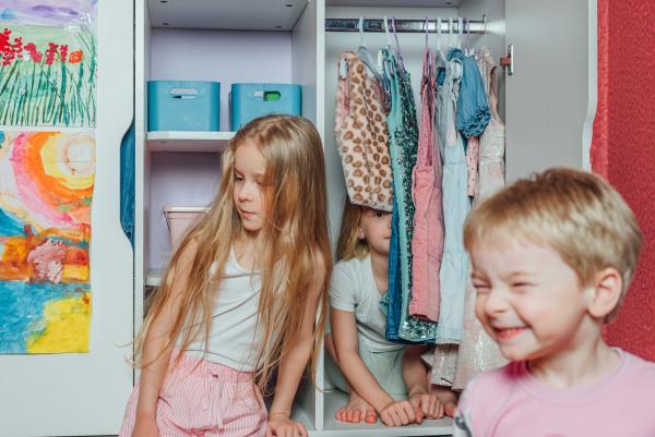 Organizar el armario de los niños: consejos prácticos con etiquetas