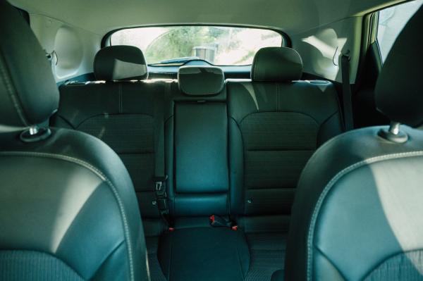 ¿Cómo limpiar los asientos del coche con vapor?