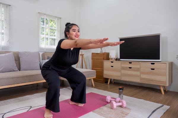Ejercicios en casa 2025: rutinas sin material para ponerte en forma y cuidar tu espacio