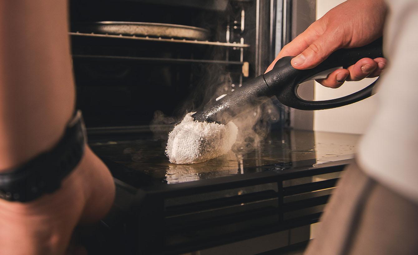 Come pulire il forno in modo naturale anche dallo sporco incrostato