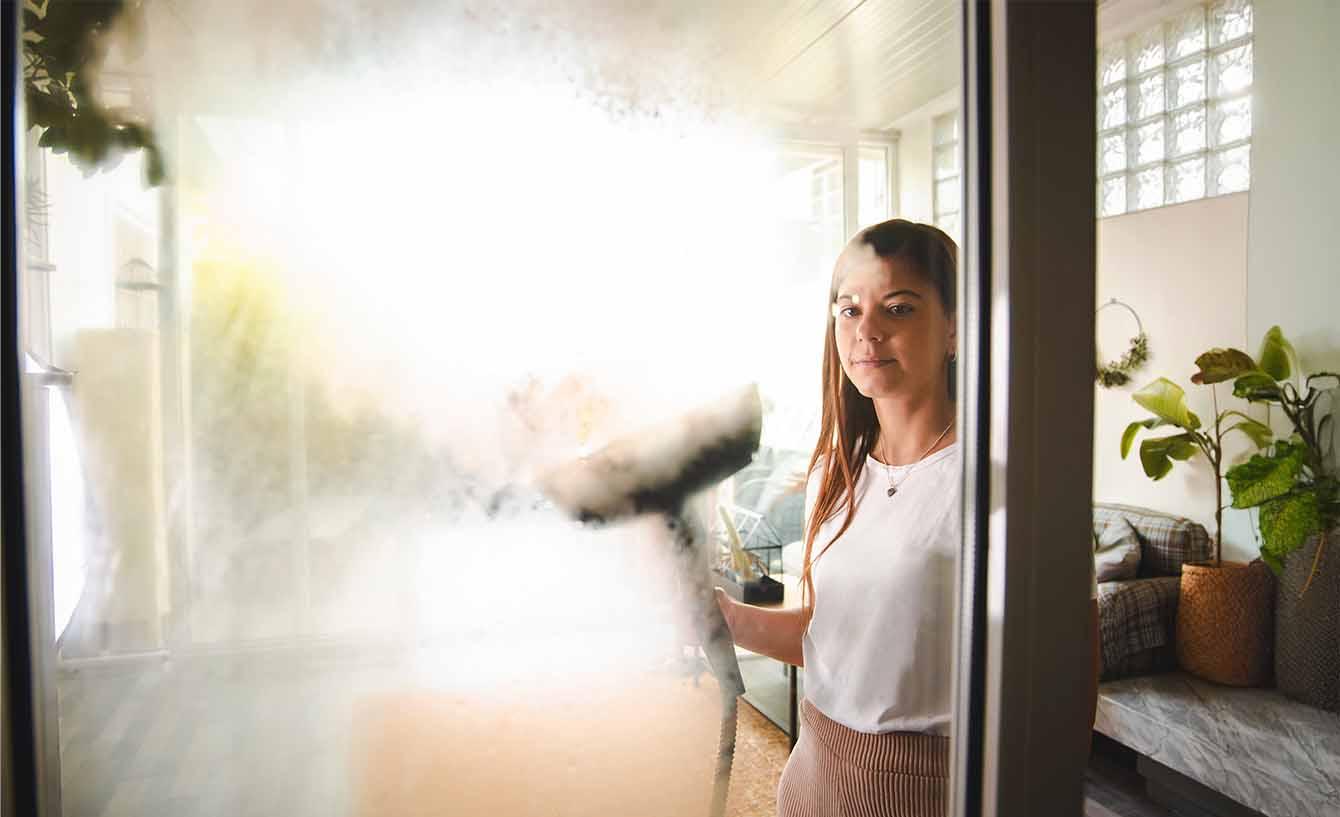 Cómo limpiar los cristales de la ducha con vapor: método natural y eficaz