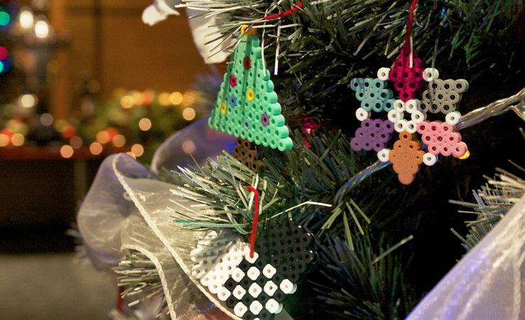 Adornos navideños con perlas para planchar