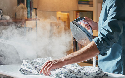 L'image montre une personne repassant une chemise