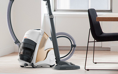 L'image montre l'aspirateur nettoyeur vapeur Polti Unico dans un salon