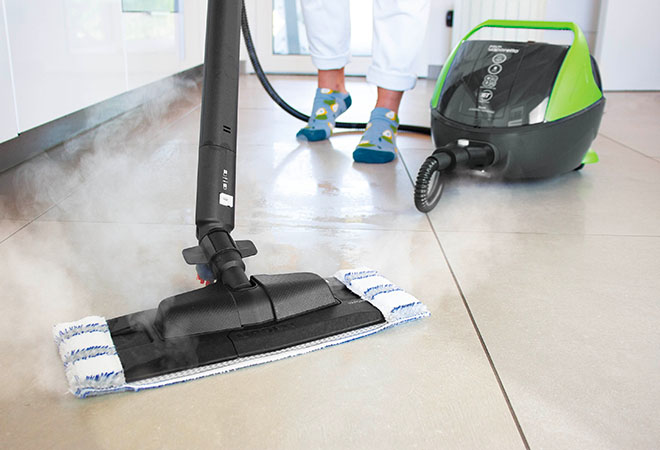 L'image montre Polti Vaporetto Pro 95 en cours d'utilisation sur un sol en céramique