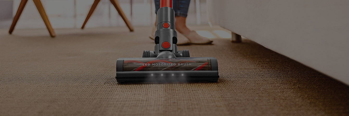 L'immagine mostra la spazzola di Polti Forzaspira D-Power in uso su un tappeto