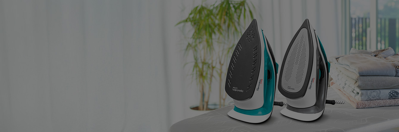 L'immagine mostra i due modelli di Polti Vaporella Quick sull'asse da stiro